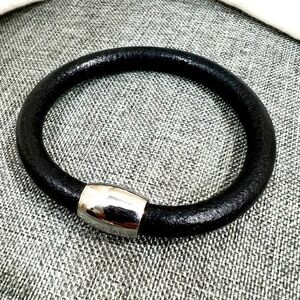Black Italian Genuine Leather Mens Bracelet with Steel Magnetic Clasp. Size 9..
